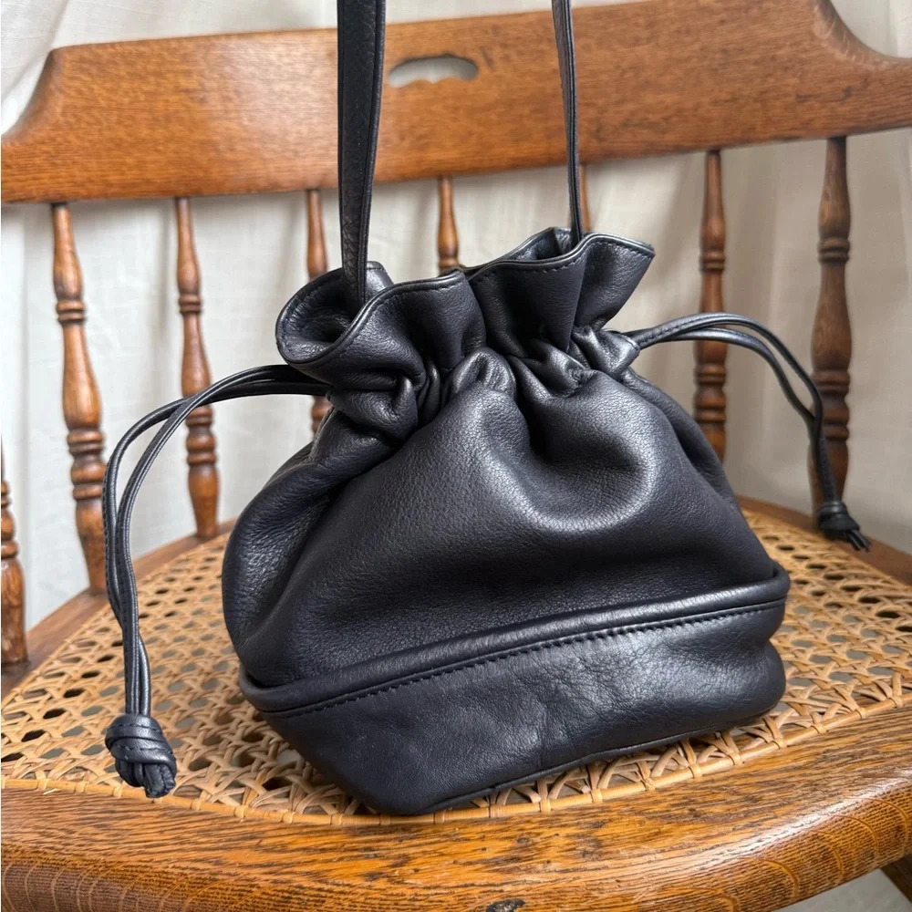 Vintage navy blue leather bucket bag 🖤 90s minimalist slouchy crossbody - Picture 2 of 5